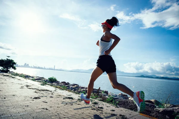 Mulher Fitness Correndo Beira Mar Tropical Ensolarado — Fotografia de Stock