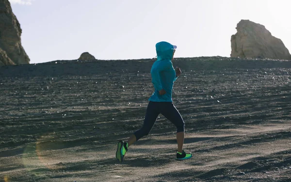 Fitness Γυναίκα Μονοπάτι Δρομέας Διασχίζουν Χώρα Τρέχει Στην Άμμο Έρημο — Φωτογραφία Αρχείου