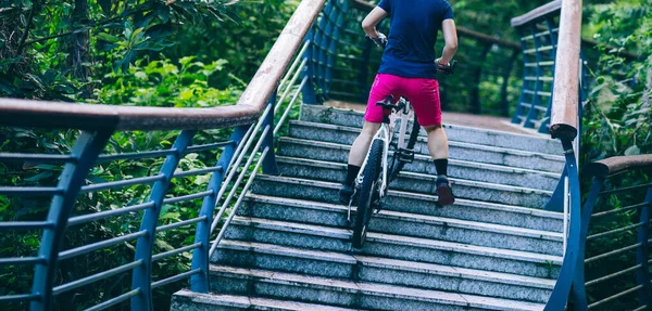 Жінка Вільніше Їде Сходах Спорт Екстремальний Активний Спосіб Життя — стокове фото
