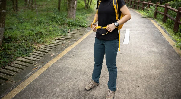 Mujer Excursionista Hebilla Hasta Cintura Correa Mochila Sendero Del Bosque —  Fotos de Stock