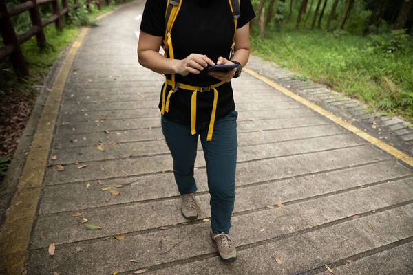 Escursionista Donna Utilizzando Smartphone Sul Sentiero Forestale — Foto Stock