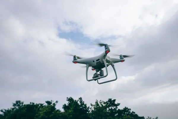 Fehér Drón Fényképezőgéppel Repülő Nyáron Hegy Tetején — Stock Fotó