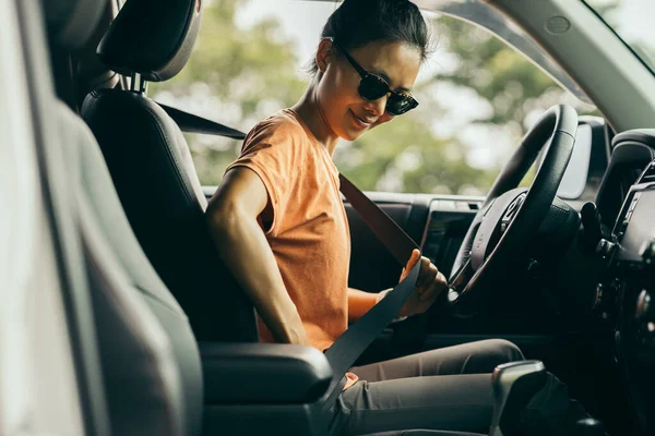 Femme Conducteur Boucle Ceinture Sécurité Avant Conduire Voiture — Photo