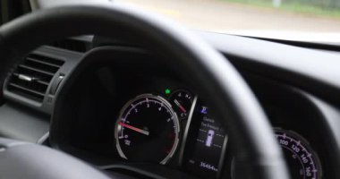 Şehir caddesinde araba sürüyor.