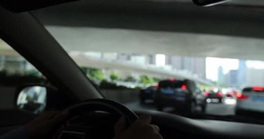 Direksiyon sürüş araba şehir sokak üzerinde ellerde