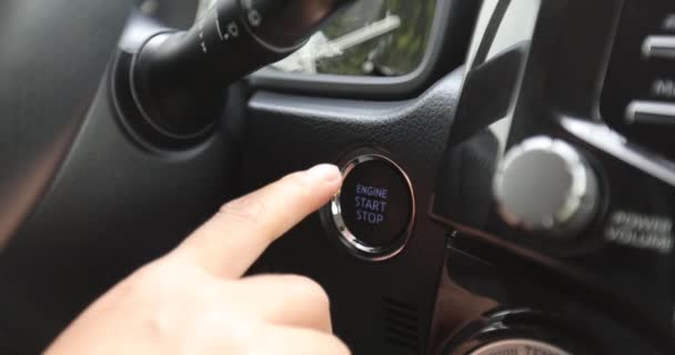 Жіноча Рука Натискає Кнопку Запуску Двигуна Всередині Автомобіля — стокове відео