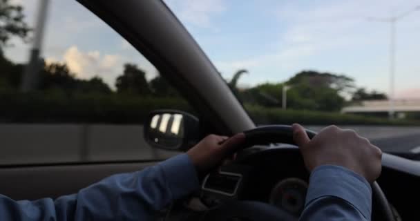 街の通りの運転車のステアリング ホイールに手 — ストック動画