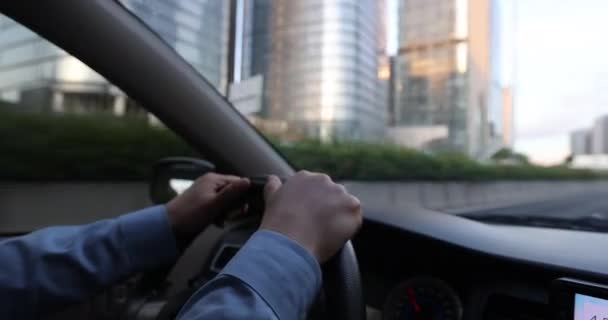 Ręce Kierownicy Jazdy Samochodu Ulicy Miasta — Wideo stockowe