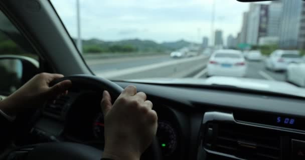 街の通りの運転車のステアリング ホイールに手 — ストック動画