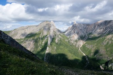 Çin 'deki güzel yüksek rakımlı dağ manzarası