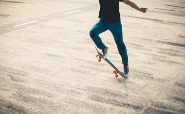 Kaykaycı şehir dışında kaykay yapıyor.