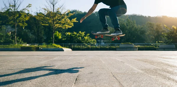 Skateboarder Skateboarden Buiten Stad — Stockfoto