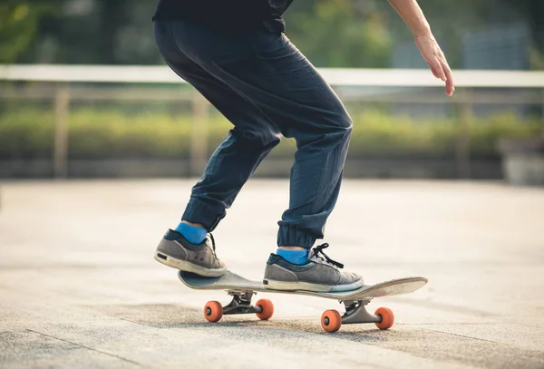 Skateboarder Skateboarden Buiten Stad — Stockfoto