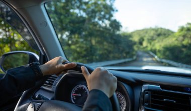 Dağ yolunda araba kullanan insanlar