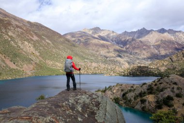 Sırt çantalı gezgin yüksek irtifada kış dağlarında yürüyüş yapıyor