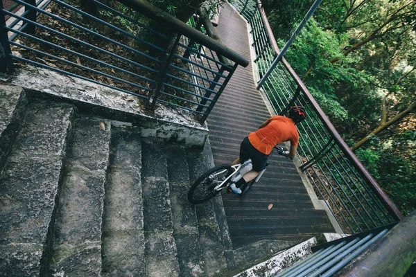 Een Vrouw Die Trap Rijdt Sport Extreme Actieve Levensstijl — Stockfoto