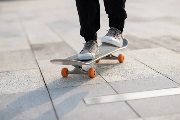 Skateboarder Skateboarden Buiten Stad — Stockfoto