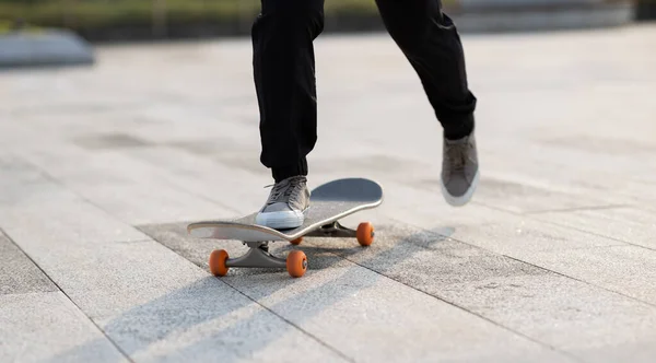 Skateboarder Skateboarden Buiten Stad — Stockfoto