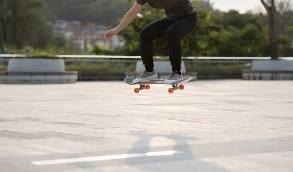 Skateboarder Skateboarden Buiten Stad — Stockfoto