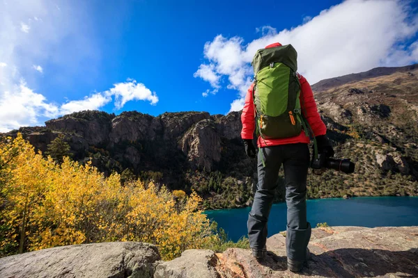 Woman Photographer Camera Beautiful High Altitude Winter Mountains — Stock Photo, Image