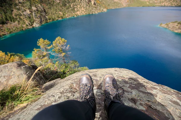 Žena Turistka Sedět Okraji Útesu Výhledem Krásné Vysoké Nadmořské Jezero — Stock fotografie