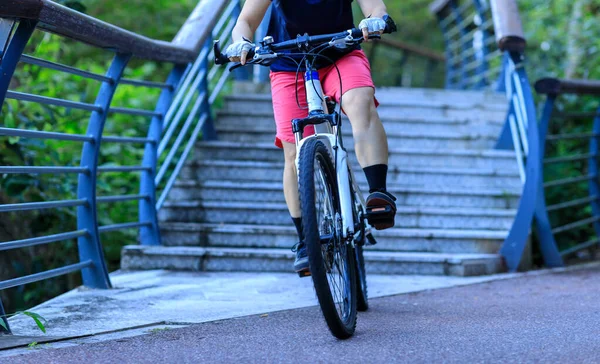 Žena Freerider Sjíždí Schodů Sportovní Extrémní Aktivní Životní Styl — Stock fotografie