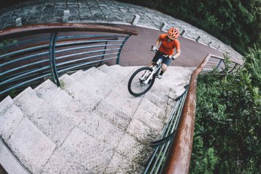 Merdivenlerden çıkan bir kadın. Spor ekstrem ve aktif yaşam tarzı