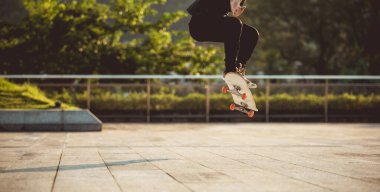 Kaykaycı şehir dışında kaykay yapıyor.