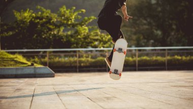 Kaykaycı şehir dışında kaykay yapıyor.