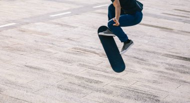 Kaykaycı şehir dışında kaykay yapıyor.