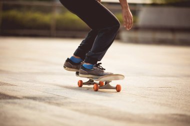 Kaykaycı şehir dışında kaykay yapıyor.