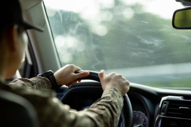 Dağ yolunda araba kullanan insanlar