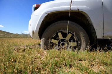 Offroad arabası çamura saplandı.
