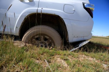 Offroad arabası çamura saplandı.