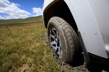 Offroad arabası çamura saplandı. 