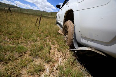 Offroad arabası çamura saplandı. 