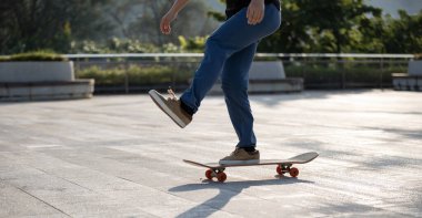 Kaykaycı şehir dışında kaykay yapıyor.