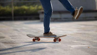 Kaykaycı şehir dışında kaykay yapıyor.