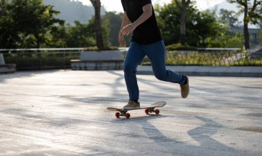 Kaykaycı şehir dışında kaykay yapıyor.