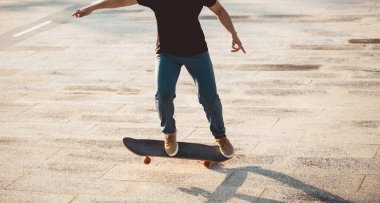 Kaykaycı şehir dışında kaykay yapıyor.