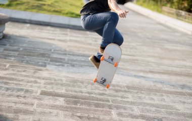 Kaykaycı şehir dışında kaykay yapıyor.