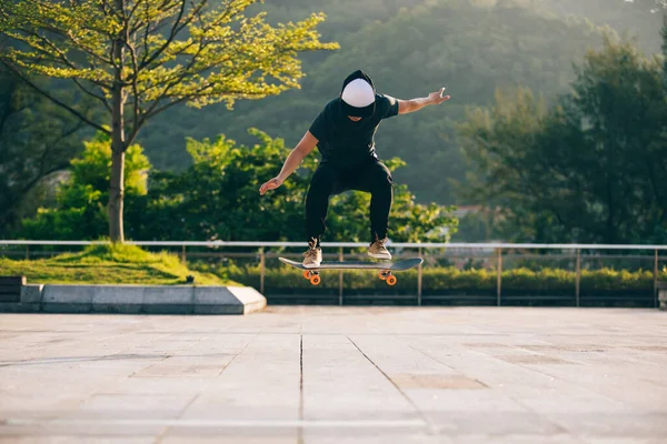 Skateboarder Skateboarden Buiten Stad — Stockfoto