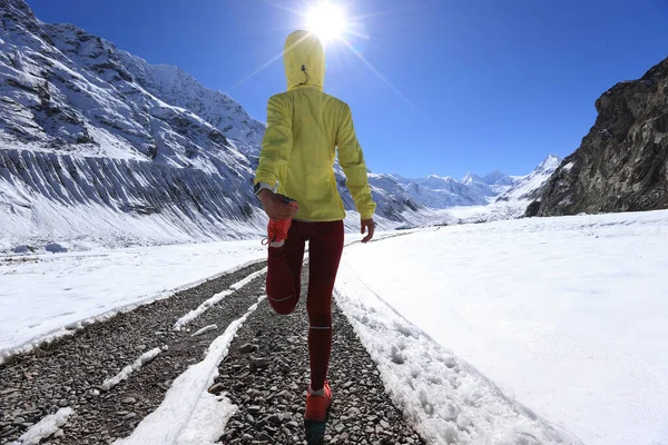 Γυναίκα Δρομέας Μονοπάτι Διασχίζουν Χώρα Τρέχει Στο Χειμώνα Βουνά — Φωτογραφία Αρχείου