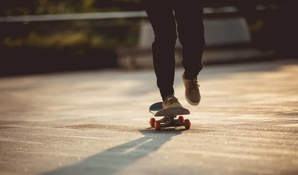 Skateboarder Skateboarden Buiten Stad — Stockfoto