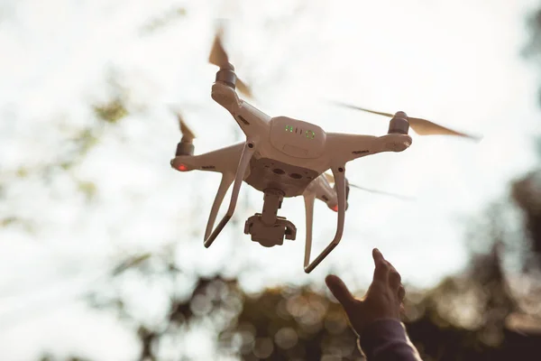Kézfogás Egy Fehér Drón Kamerával Repülő Trópusi Erdőben — Stock Fotó