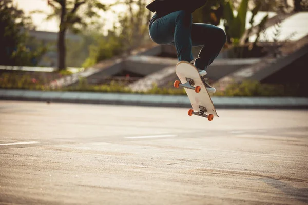 Скейтбординг Відкритому Повітрі Місті — стокове фото