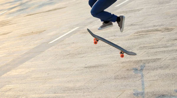 Skateboarder Skateboarding Εξωτερικούς Χώρους Στην Πόλη — Φωτογραφία Αρχείου