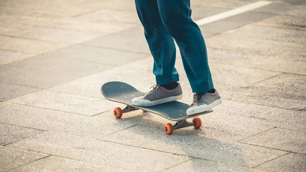 Skateboarder Skateboard Luar Ruangan Kota — Stok Foto