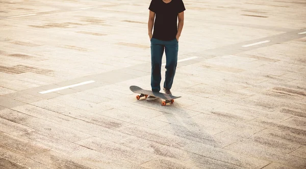 Skateboarder Skateboarding Εξωτερικούς Χώρους Στην Πόλη — Φωτογραφία Αρχείου