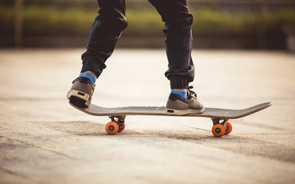 Skateboarder Skateboard All Aperto Città — Foto Stock